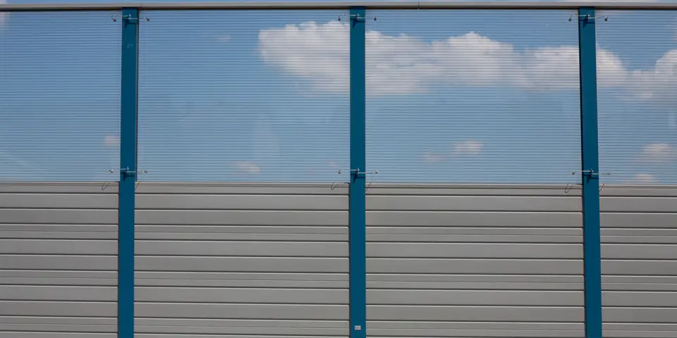 Transparente Lärmschutzelemente TRP 15/20 von AWK mit Aluminiumrahmen und Vogelschutz